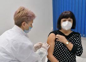 Първите медици ваксинирани в „Уни Хоспитал“ ще получат втората доза на 17 януари