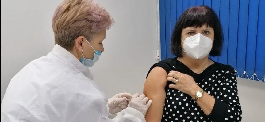 Първите медици ваксинирани в „Уни Хоспитал“ ще получат втората доза на 17 януари