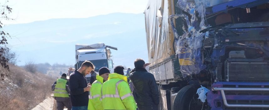 Камион затапи магистрала „Тракия“ при Горно Вършило