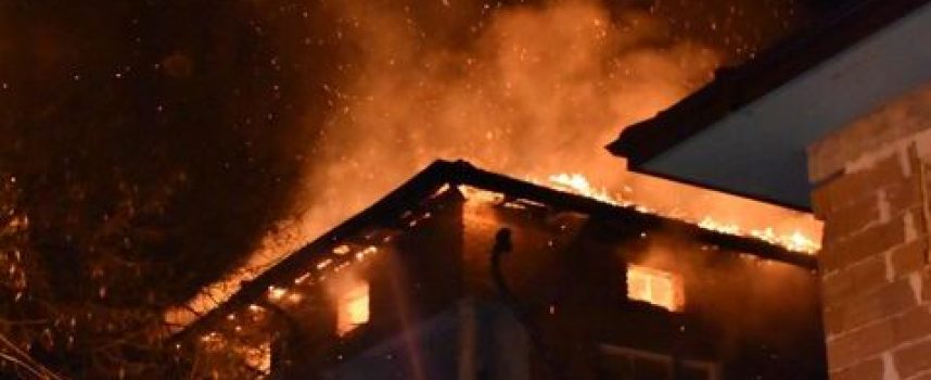 Четири пожарни гасят къщи и плевня в Кръстава