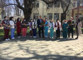 55 червени рози зарадваха медицински сестри и лекарки в МБАЛ – Пазарджик