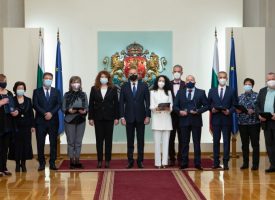 Румен Радев: Дължим признателност на медиците и здравните специалисти, те с достойнство и чест посвещават здравето и живота си на българските граждани