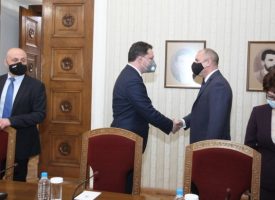 Президентът Румен Радев връчи мандат за съставяне на правителство на Даниел Митов