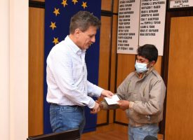 Преди Великденските празници кметът Тодор Попов се срещна с децата, чийто настойник или попечител е