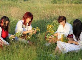 В Бяга, Исперихово и Брацигово: Десетки жени посрещнаха изгрева на Еньовден сред природата, читалището в Бяга прави и чаено парти