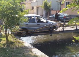 Разсеян шофьор вкара колата си в тесен мост над канала