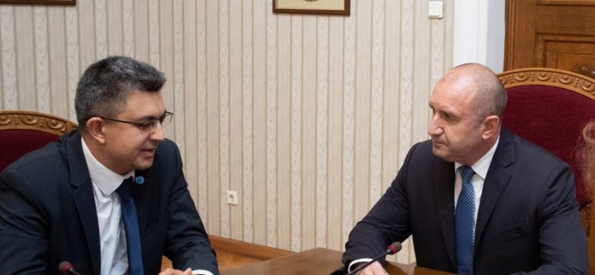 Президентът Румен Радев връчи мандата на ИТН на Пламен Николов