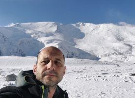 Пазарджишки алпинист щурмува връх Ленин в планината Памир