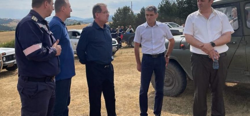 Министър Бозуков се срещна на място с горски служители и пожарникари във Велинград