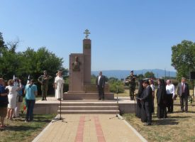 Дядо Николай освети новия паметник на ген. Брок в Пазарджик, руската посланичка го откри