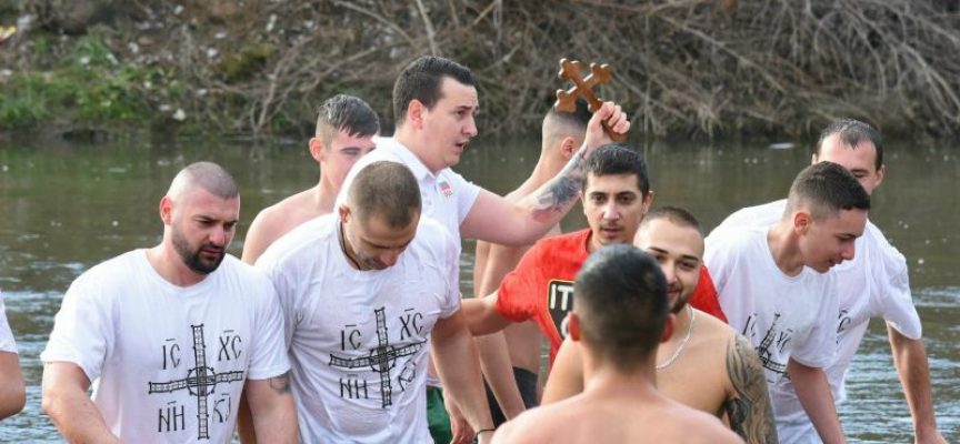 Васил Хаджийски улови кръста в Марица, скочиха повече от двадесет