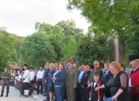 Карловче разплака със стихове брациговци пред парк „Априлци“