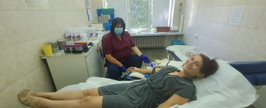 Медицинска сестра дари кръв, за да спаси родилка