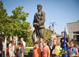 Пазарджик се поклони пред паметника на Васил Левски
