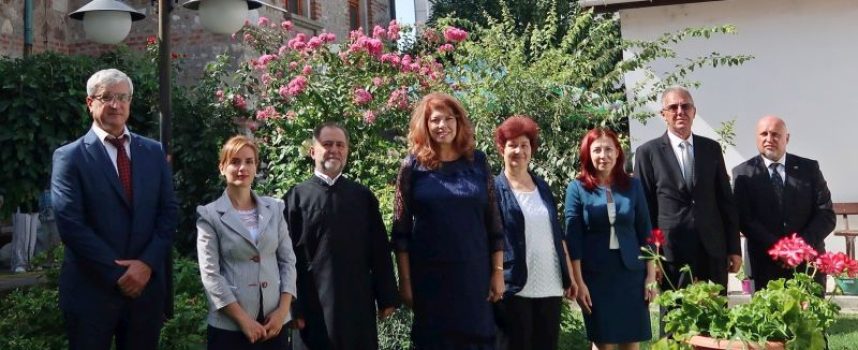 Турски деца и родителите им се записват да учат български в неделно училище в Одрин