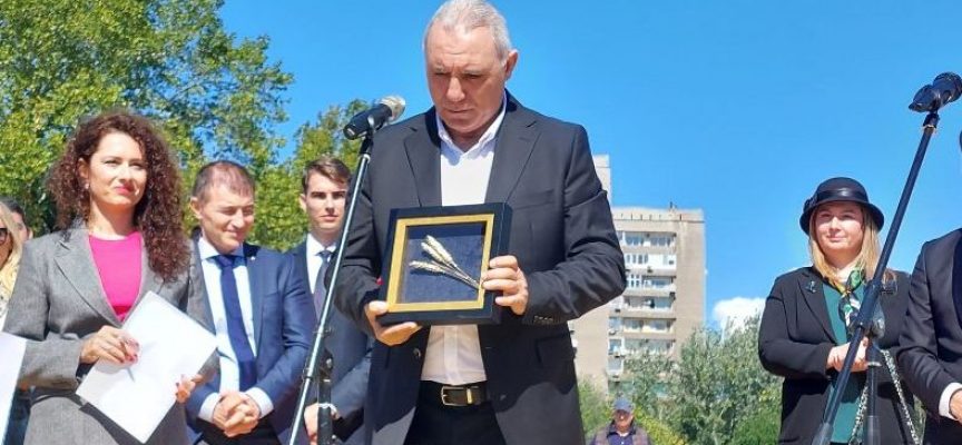 „Ако има Рай на земята, то той е край поречието на Марица“: Златни класове получиха дипломати от кмета на Пазарджик Тодор Попов