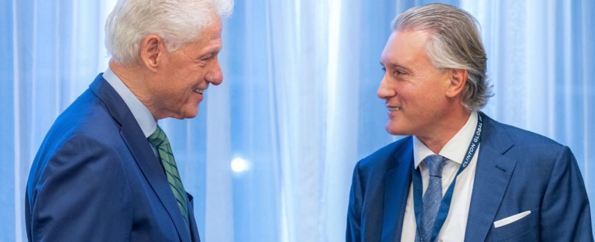 Бил Клинтън посети България благодарение на Кирил Домусчиев