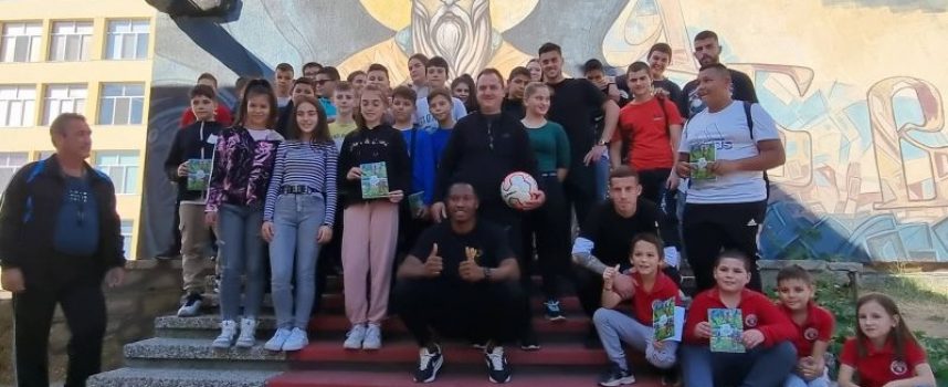 Футболистите на „Хебър“ с програма за работа в пазарджишките училища