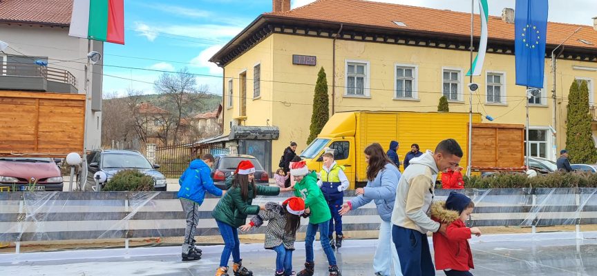 Грабвайте кънките от утре: Откриха пързалката в Ракитово, но топлото време я топи днес