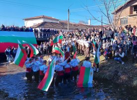 50-метров байряк придружи желаещите да хванат кръста в Ракитово