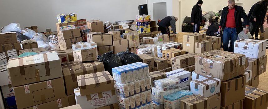 Повече от 100 доброволци в Пазарджик обработват помощите за Турция