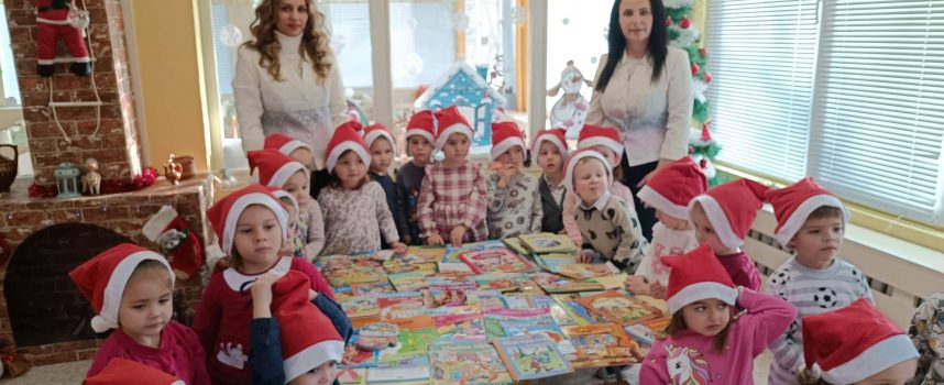 Баби влизат в ролята на разказвачи на приказки за децата от ДГ „Здравец“ в Пазарджик