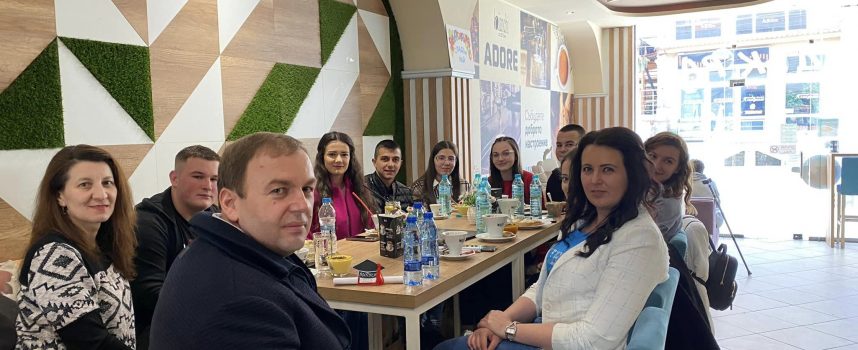 Кандидат – депутатът Небие Кабак се срещна с младите хора на град Сърница
