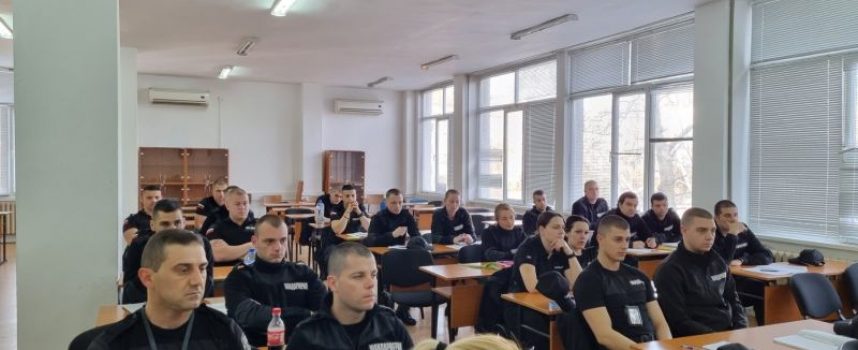 Прокурор Петя Ташкова с лекция по наказателно право пред полицейски служители в Центъра за специализация в Пазарджик