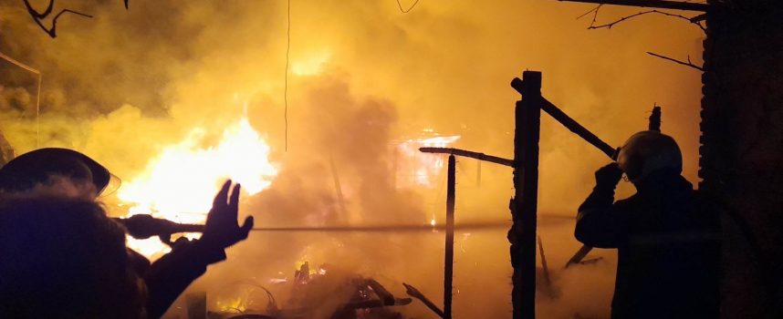 Четирима са със сериозни изгаряния след пожар в дърводелски цех в Драгиново