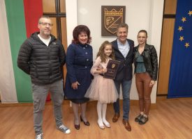 Тодор Попов връчи грамота и културен чек на ученици с успехи в образованието