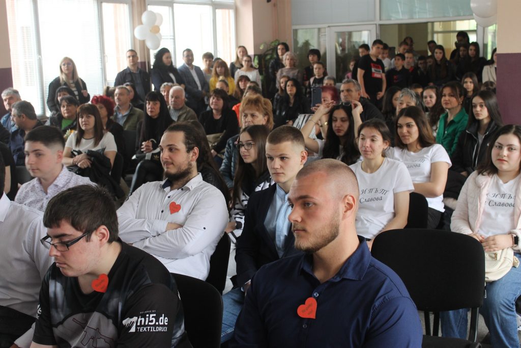 СУ "Св.Климент Охридски" в Пещера изпрати випуск 2023 2 12КЛАС1