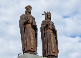 Отиващата си година: Паметник на Равноапостолите Константин и Елена украси входът на Пазарджик