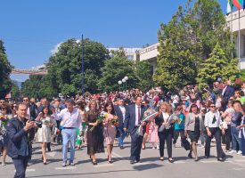 Учениците от школите по изкуствата, всички училища и детски градини дефилираха днес в Пазарджик, снощи наградиха културните дейци