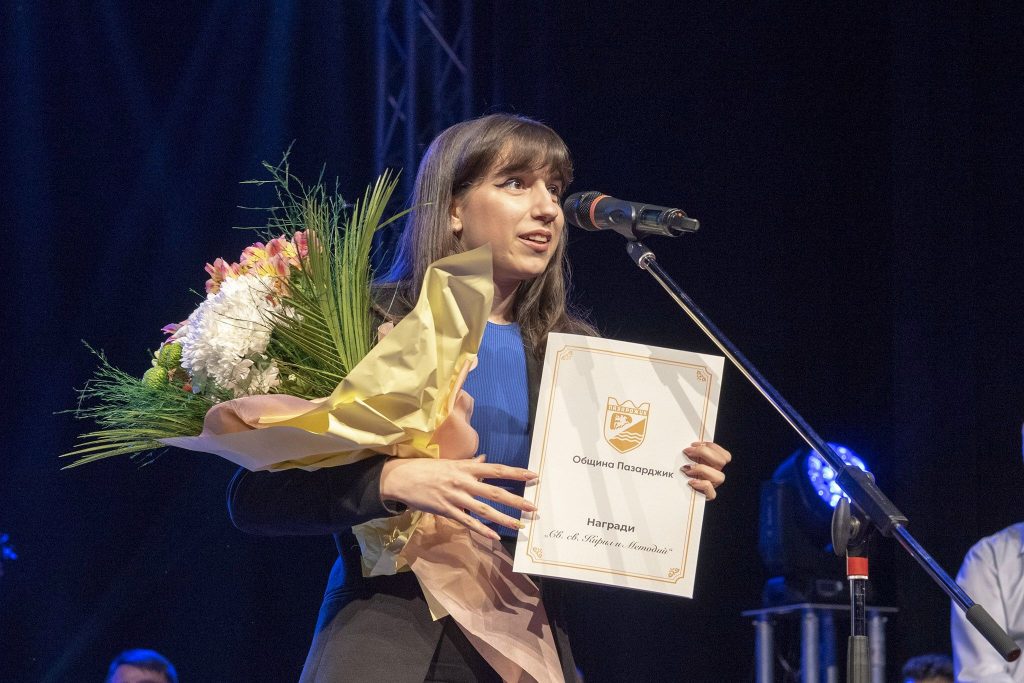 25Глория Начева