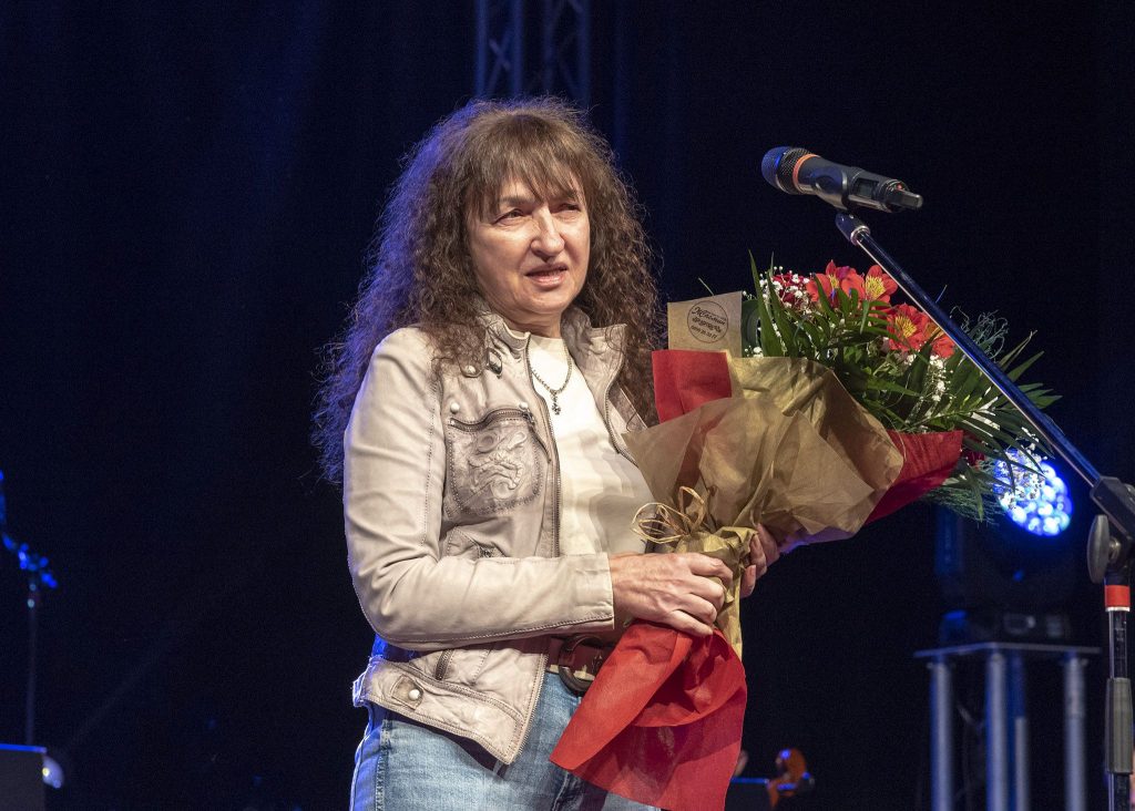 25Катя Бажлекова