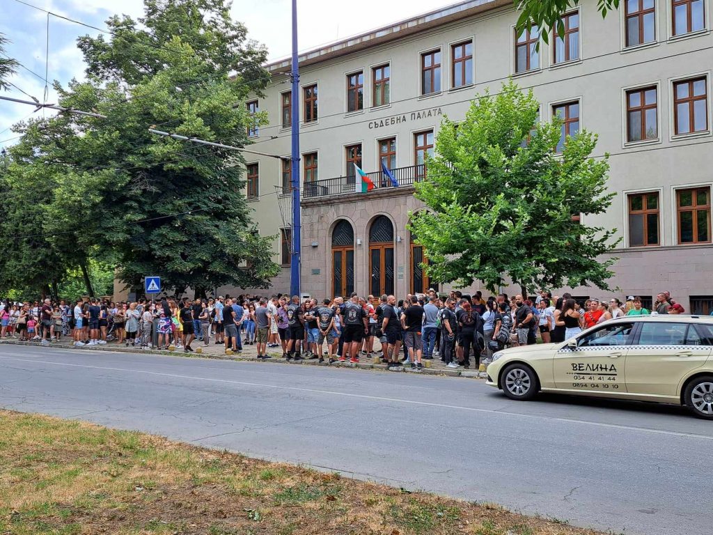Над 500 души се събраха спонтанно пред Съдебната палата в защита на обезобразената Дебора 1 31протест
