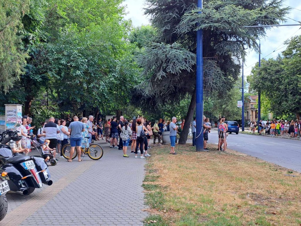 Над 500 души се събраха спонтанно пред Съдебната палата в защита на обезобразената Дебора 3 31протест2