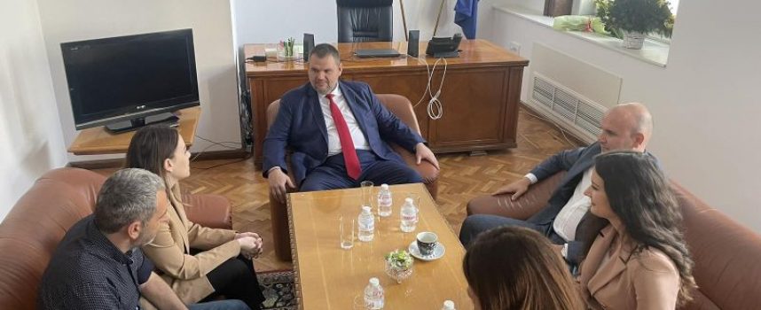Световната вицешампионка Нургюл Салимова се срещна с депутати в Народното събрание