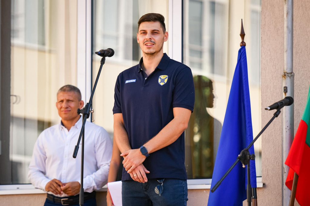 01спортно добромир