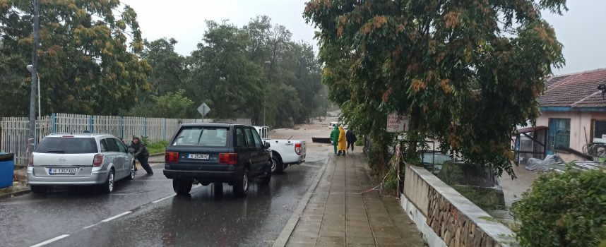 Спират движението на автомобили в община Царево, евакуират къмпингите Нестинарка и Арапя
