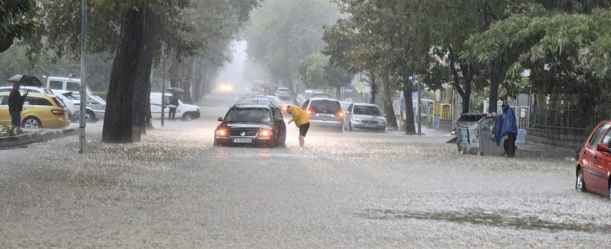Воден ад в Царево: Река Велека преля, проливни валежи отнасят коли в морето, обявиха бедствено положение