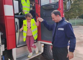 Занятие по пожарна безопасност се проведе днес в Начално училище „Никола Фурнаджиев” в Пазарджик