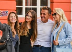 Тодор Попов гласува със семейството си в читалище „Виделина“