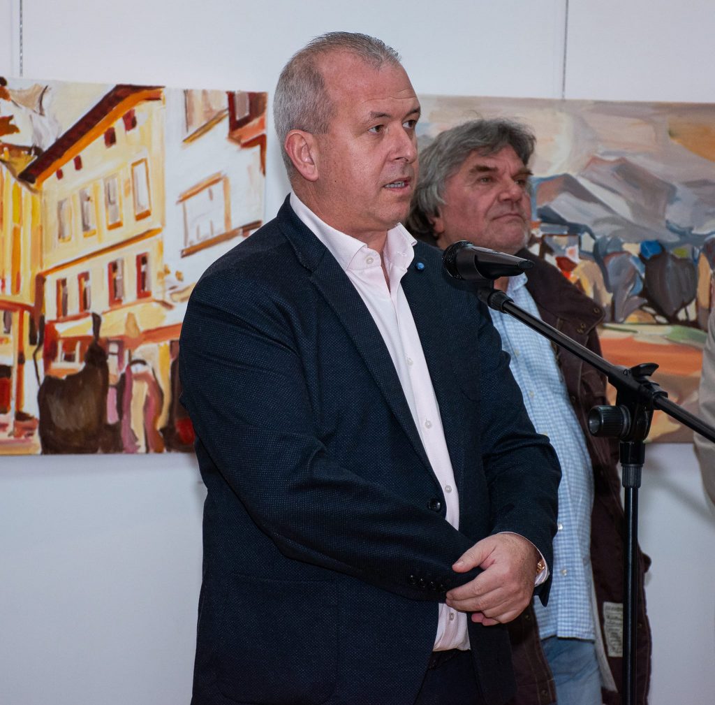 Традиционната си изложба преди Рождество откри Васил Василев в Пещера 3 30кмет