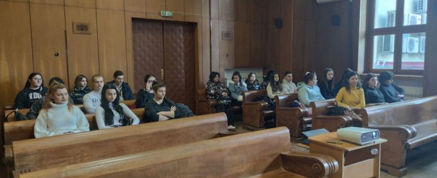 Ученици от СУ“Георги Брегов“ присъстваха на лекция за трафика на хора в Окръжния съд