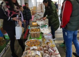 Коледният базар отвори врати в Спортното училище