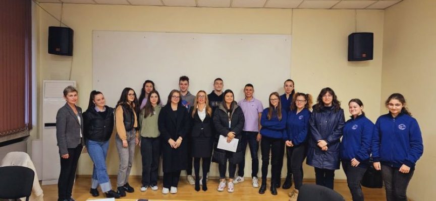 Ученици от ЕГ „Бертолт  Брехт“ посетиха Местната комисия за борба с противообществени прояви 