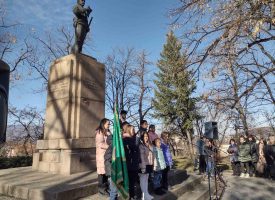 Брациговци се поклониха пред паметника на Васил Петлешков
