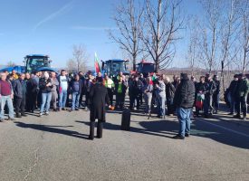 Протестът: Над петдесет машини блокираха пътя край Сарая