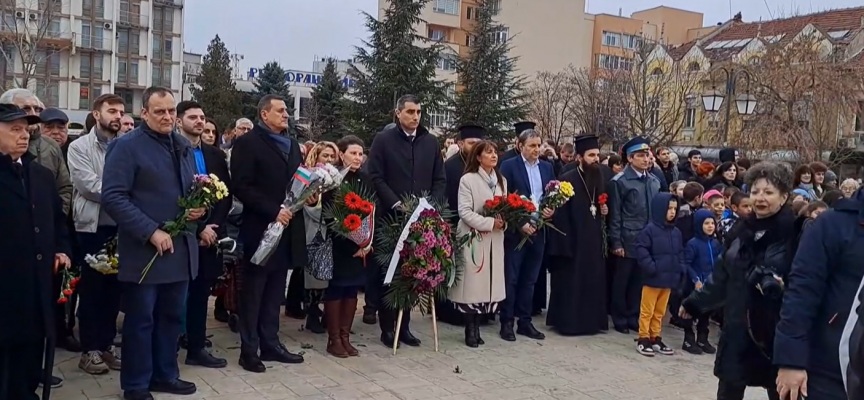 Стотици се поклониха пред Апостола в Пазарджик, децата от НУ“Васил Левски“ пяха и рецитираха